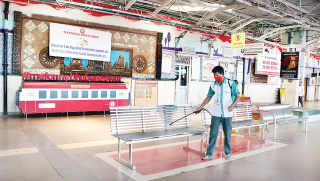 ଭୁବନେଶ୍ବର ରେଳ ଷ୍ଟେସନରେ କ‌ରୋନା କଟକଣା, ମାଷ୍ଟରକ୍ୟାଣ୍ଟିନ୍‌ ବାଟେ ପ୍ରବେଶ ଅନୁମତି