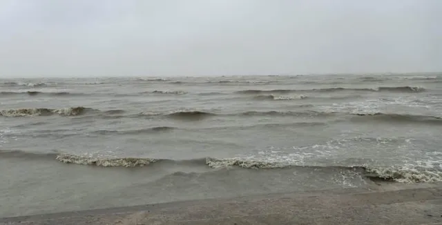 ଚାନ୍ଦିପୁରରେ ସମୁଦ୍ରର ବିକରାଳ ରୂପ। (ଫଟୋ: ମନୋଜ ବିଶ୍ୱାଳ)