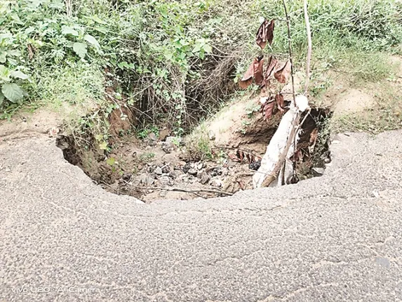 ରାସ୍ତା ମଝିରେ ୫ ଫୁଟ୍‌ର ଗାତ, ସପ୍ତାହକରେ ୧୫ ଆହତ