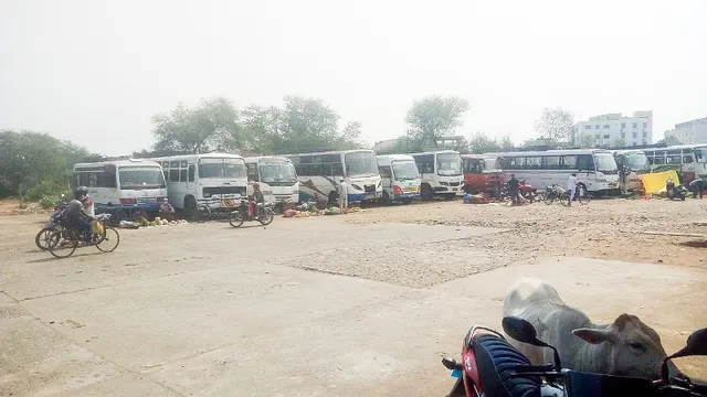 କରୋନା ଯୋଗୁଁ ବସ ସେବା ବନ୍ଦ, ଦୁର୍ଦ୍ଦିନରେ ବସ କର୍ମଚାରୀ 