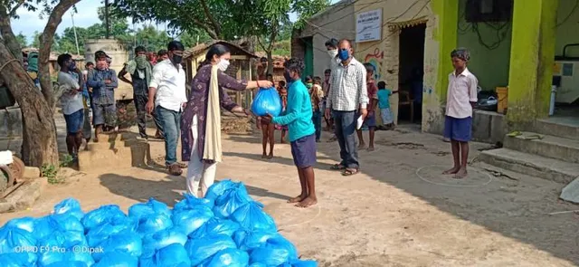 ଦିନ ମଜୁରିଆଙ୍କ ୧ ହଜାର ସନ୍ତାନଙ୍କୁ ଜିଲ୍ଲା ପ୍ରଶାସନ ପକ୍ଷରୁ ସହାୟତା