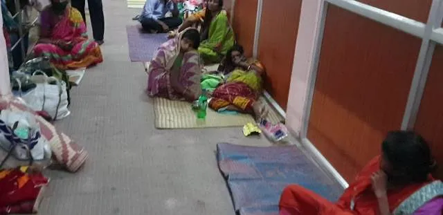 ବାତ୍ୟା ଦେଲା ଯନ୍ତ୍ରଣା: ଜଗତସିଂହପୁର ମୁଖ୍ୟ ଡାକ୍ତରଖାନାରେ ରାତି କାଟିଲେ ପ୍ରସୂତୀ ଓ ନବଜାତକ, ଆଜବେଷ୍ଟସ୍‌ ଉଡିଗଲା, ୱାର୍ଡରେ ପାଣି ପଶିଲା