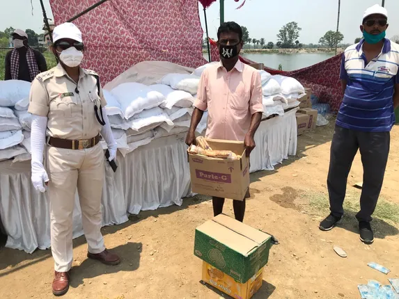 ଦିନକର ବିକ୍ରି ସାମଗ୍ରୀ ଗରୀବ ଶ୍ରମିକଙ୍କୁ ଉତ୍ସର୍ଗ କରି ଆଖି ଖୋଲିଦେଲେ ଫେରିବାଲା