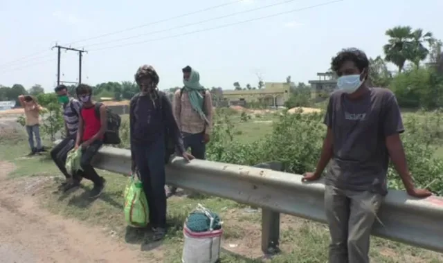 ରାଜରାସ୍ତାରେ ଶ୍ରମିକଙ୍କ ସୁଅ ଛୁଟୁଛି: କିଏ ସାଇକେଲର ତ କିଏ ଚାଲିଚାଲି