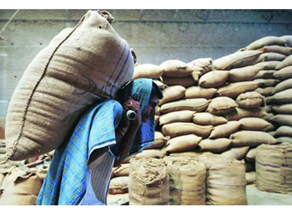 ମଣ୍ଡି ଖୋଲିବା ନେଇ ବିଳମ୍ବ, ଟୋକନ ଧରି ଚାଷୀ ବୁଲୁଛି