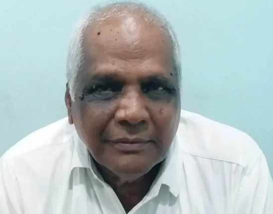 ଅସହାୟ ପ୍ରବାସୀଙ୍କ ମୁହଁରେ ହସ ଫୁଟଉଛନ୍ତି ଚାଚା: ଭୋକିଲାକୁ ଦେଇଚାଲିଛନ୍ତି ଦାନା, ତୃଷାର୍ତ୍ତକୁ ପାଣି