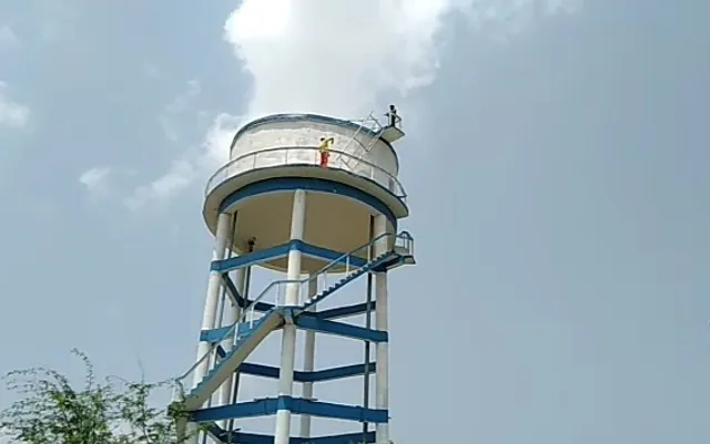 ବାସୁଦେବପୁର : ୧୦୦ ଫୁଟ୍ ପାଣି ଟାଙ୍କି ଉପରେ ଚଢି ଟ୍ରାକ୍ଟର ଡ୍ରାଇଭରର ଆତ୍ମହତ୍ୟା ଉଦ୍ୟମ