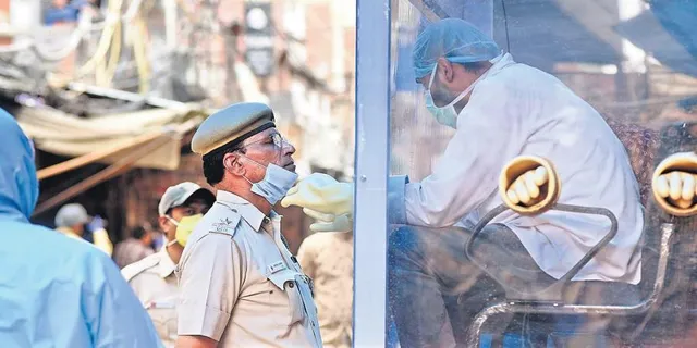 ପୁଲିସକୁ ବଣ୍ଟା ଚାଲିଛି ଭିଟାମିନ୍‌-ସି ବଟିକା, କ୍ବାର୍ଟର୍ସ ବୁଲି ତଥ୍ୟ ସଂଗ୍ରହ କଲେ ସ୍ବାସ୍ଥ୍ୟକର୍ମୀ