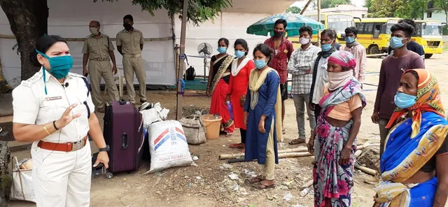 ସୀମାନ୍ତର ଜାଗ୍ରତ ପ୍ରହରୀ ବିଜୟଲକ୍ଷ୍ମୀ: ପ୍ରବାସୀ ଶ୍ରମିକଙ୍କୁ ସହାୟତା ସହ ମଦ ମାଫିଆଙ୍କୁ କରୁଛନ୍ତି ସାବାଡ଼୍