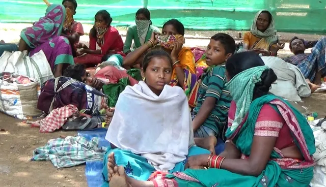 ଇଟାଭାଟିରୁ ଭିଟାମାଟି ଅଭିମୁଖେ ଶ୍ରମିକ: ମୁଣ୍ଡରେ ଜୀବନ ଜୀବିକାର ବୋଝ, କାନ୍ଧରେ ଛୁଆ