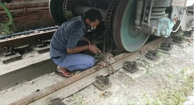 ଅମ୍ଫାନ ପ୍ରଭାବରେ ୧୫୫ରୁ ୧୮୫ କିମି ବେଗରେ ପବନ ବହିବା ଭୟରେ ଲୁହା ଚେନ୍‌ରେ ରେଳଡବାଗୁଡ଼ିକୁ ବାନ୍ଧି ରଖାଗଲା