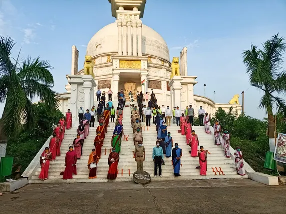 ଧଉଳିରେ ବନ୍ଦେ ଉତ୍କଳ ଜନନୀ ଗାନ ।