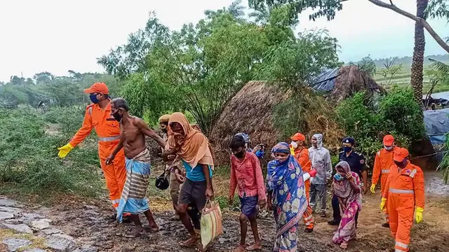 ବିଳମ୍ବିତ ସନ୍ଧ୍ୟାରେ ପଶ୍ଚିମବଙ୍ଗ-ବାଂଲାଦେଶ ଉପକୂଳ ଅତିକ୍ରମ କରିବ ବାତ୍ୟା ଅମ୍ଫାନ; ପଶ୍ଚିମବଙ୍ଗରେ ବିମାନ ଓ ଟ୍ରେନ୍ ସେବା ବାତିଲ