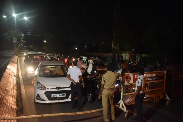 ଲକଡାଉନ: ଭୁବନେଶ୍ୱର ଜୟଦେବ ବିହାରରେ ଏଭଳି ସ୍ଥିତି । (ଫଟୋ: ବିଭୂତି)