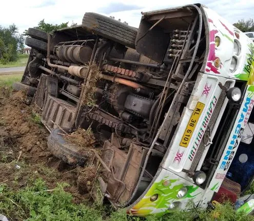 ଲକ୍ଷ୍ମଣନାଥ ଟୋଲଗେଟ୍ ନିକଟରେ ପ୍ରବାସୀଙ୍କୁ ନେଇ ଯାଉଥିବା ବସ୍ ଓଲଟିଲା, ୪୦ ଯାତ୍ରୀ ଆହତ,୪ ଗୁରୁତର