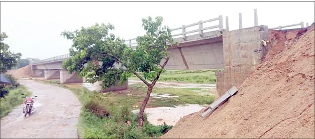 ନିମ୍ନମାନର କାମକୁ ଧରାପକାଇଲା ଅମ୍ଫାନ, ଭୁଶୁଡ଼ିଲା ବିଜୁସେତୁ