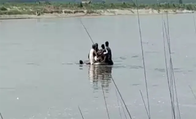 ଘରବାହୁଡ଼ା ପାଇଁ ଜୀବନ ବାଜି, ଟ୍ୟୁବ୍‌ ସାହାରାରେ ପ୍ରତିଦିନ ଯମୁନା ଅତିକ୍ରମ କରୁଛନ୍ତି ୨,୦୦୦ରୁ ଅଧିକ ପ୍ରବାସୀ