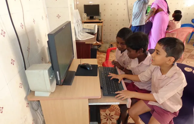 ଅନ୍‌ଲାଇନ୍‌ ପାଠପଢ଼ା ଏତେ ସହଜ ନୁହେଁ, ଉତ୍ତରାଖଣ୍ଡରେ ୩-ଜି ନେଟ୍‌ ପାଇଁ ଜଙ୍ଗଲ ଓ ପାହାଡ଼ ବୁଲୁଛନ୍ତି ସ୍କୁଲ୍‌ ଛାତ୍ରଛାତ୍ରୀ