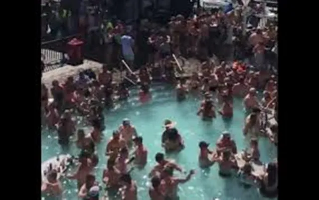 କରୋନା ଭାଇରସ୍‌ ସଂକ୍ରମଣ ସମୟରେ ସାମାଜିକ ଦୂରତାକୁ ଫୁ କରି ଦେଇ ଯୁବକ-ଯୁବତୀ ସୁଇମିଂ ପୁଲର ନେଲେ ମଜା