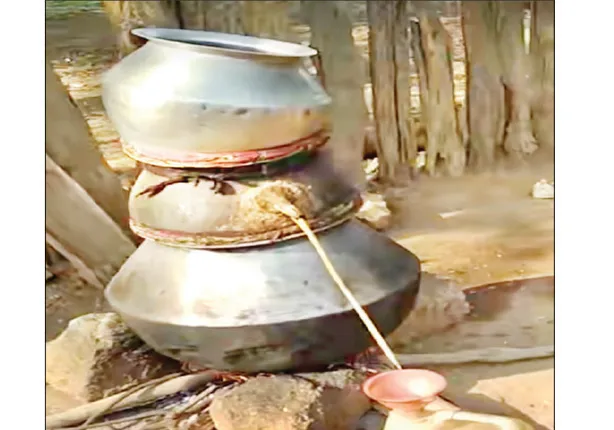 ଘରେ ଘରେ ହାଣ୍ଡିଆ ହାଟ, ଛେନା ତଳେ ଭାଙ୍ଗ ବିକ୍ରି