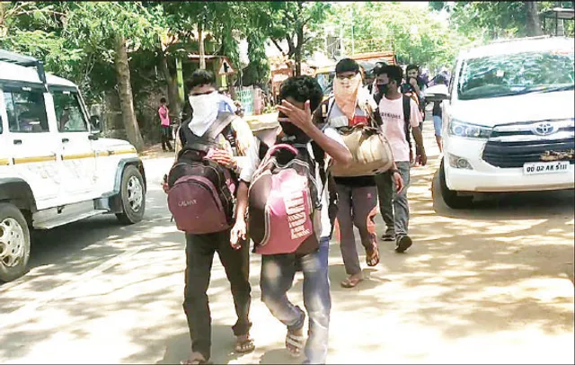 ଚାଲିଚାଲି ଭୁବନେଶ୍ବରରୁ ଦଶପଲ୍ଲା ଫେରୁଛନ୍ତି ୧୫ରୁ ଊର୍ଦ୍ଧ୍ବ ଶ୍ରମିକ