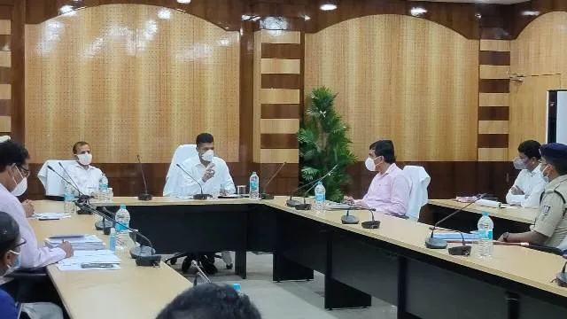 ଝାରସୁଗୁଡ଼ାରେ କୋଭିଡ ହସ୍ପିଟାଲ ପରଦର୍ଶନ ଓ ସମୀକ୍ଷା କଲେ ୫-ଟି ସଚିବ ଓ ଉନ୍ନୟନ କମିସନର