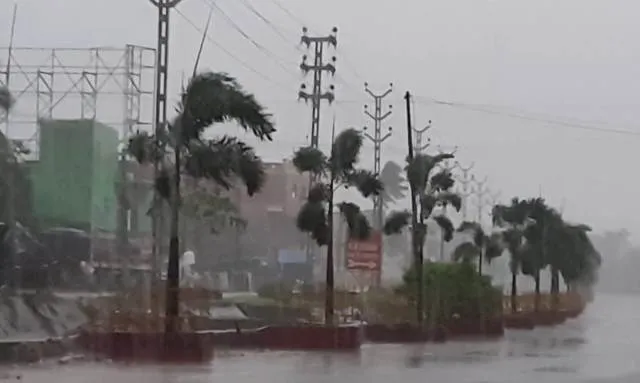 ଜଗତ୍‌ସିଂହପୁରରେ ବାତ୍ୟାର ତାଣ୍ଡବ। (ଫଟୋ: ସୋମନାଥ)