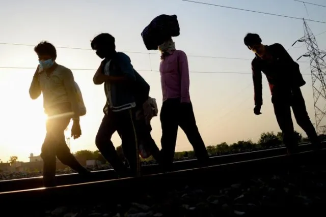 ସୁପ୍ରିମକୋର୍ଟରେ ପ୍ରବାସୀ ଶ୍ରମିକଙ୍କ ଦୁର୍ଦ୍ଦଶା ଓ ଥଇଥାନ ମାମଲା, ଓଡ଼ିଶା ସମେତ ୭ ରାଜ୍ୟକୁ ୧୦ ଦିନ ଭିତରେ ଜବାବ ଦାଖଲ ପାଇଁ ନିର୍ଦ୍ଦେଶ  