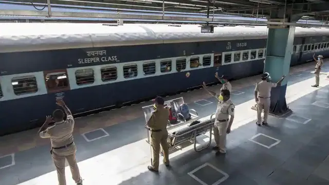 ‘ଆଇଆରସିଟିସି’ରେ ଅନଲାଇନ୍ ଟିକେଟ୍ ବୁକିଙ୍ଗ୍ ବିଳମ୍ବ; ଧୈର୍ଯ୍ୟ ଧରନ୍ତୁ, ବୈଷୟିକ ତ୍ରୁଟି ସଜଡ଼ା ଚାଲିଛି: ରେଳବାଇ