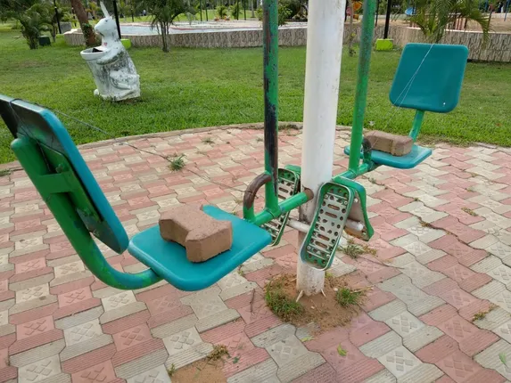 ପାର୍କରେ ପିଲାଙ୍କ ଖେଳ ସାମଗ୍ରୀ, ଜିମନାସିୟମ ବ୍ୟବହାର ଉପରେ ଲାଗିଲା ରୋକ୍