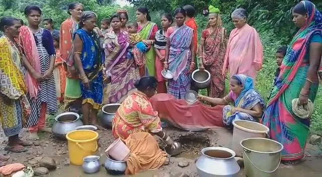 ଫୁଲବାଣୀରେ ତାପମାତ୍ରା ୪୧ ଟପିଲା: ଜଳଛତ୍ର ଖୋଲିବାକୁ ଭୂଲିଗଲା ପ୍ରଶାସନ, ଜଳସ୍ତର ହ୍ରାସ ଯୋଗୁ ପାଣି ପାଇଁ ପଡିଲା ହାହାକାର