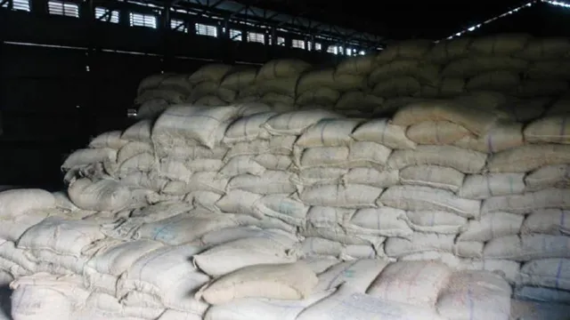 କଳାହାଣ୍ଡି ଜିଲ୍ଲାରେ ଧାନମଣ୍ଡି ଧର୍ମକୁ ଆଖିଠାର ସାଜିଛି, ମଣ୍ଡି ଖୋଲିବା ନେଇ ବିଳମ୍ବ, ଚାଷୀ ମୁଣ୍ଡରେ ଚଡକ 