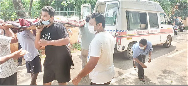 ଲକ୍‌ଡାଉନ୍‌ ସାଜିଛି ବଇରୀ: ମା’ଚାଲିଗଲେ, ଶେଷ ସମୟରେ ଛିଡ଼ା ହୋଇପାରିଲେନି ପୁଅଝିଅ