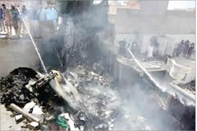 କରାଚୀରେ ବିମାନ ଦୁର୍ଘଟଣା ଶତାଧିକ ମୃତ ଆଶଙ୍କା, ଅବତରଣ ପୂର୍ବରୁ ଜନବସତି ଅଂଚଳରେ ଖସିପଡ଼ିଲା