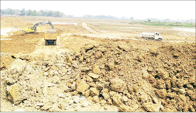 ଜଙ୍ଗଲ ବିଭାଗ ଜମି ନେବା ପୂର୍ବରୁ ମୋରମ୍ ଲୁଟ୍‌, ଏସ୍‌ପିଙ୍କ ଅଫିସ ନିକଟରେ ମାତିଛନ୍ତି ମୋରମ ମାଫିଆ