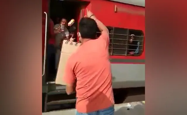 ଯେତିକି ବିସ୍କୁଟ ଦିଆଯାଇଛି, ସେତିକି ବାଂଟିକି ଖାଅ ! ଏଭଳି କହି ଗାଳି ଦେବା ସହ ପ୍ରବାସୀଙ୍କ ଉପରକୁ ବିସ୍କୁଟ ଫିଙ୍ଗିଥିଲେ ରେଳ ଅଧିକାରୀ, ନିଲମ୍ବିତ କଲା ରେଳବାଇ