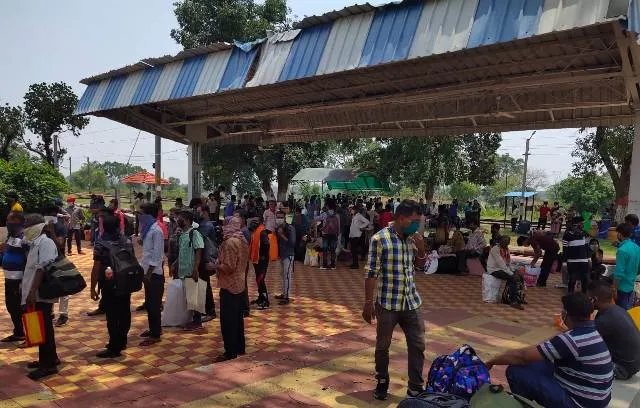 ରେଳ ଷ୍ଟେସନରେ ଓହ୍ଲାଇବା ଲାଗି ଅନୁମତି ଦିଆ ନ ଯିବାରୁ ଚେନ୍ ପୁଲ୍ କରି ଟ୍ରେନରୁ ଓହ୍ଲାଇ ପଡ଼ିଲେ ୨୪୬ ପ୍ରବାସୀ ଶ୍ରମିକ