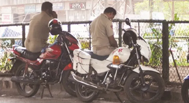 ଡ୍ୟୁଟି ବେଳେ ଟ୍ରାଫିକ୍‌ କର୍ମଚାରୀଙ୍କୁ ମୋବାଇଲ୍ ମନା