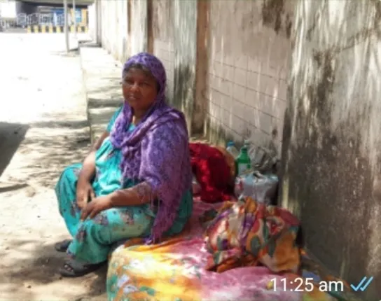 ଫୁଟ୍‌ପାଥରେ ବିତୁଛି ବିଧବା ମହିଳାଙ୍କ ଜୀବନ