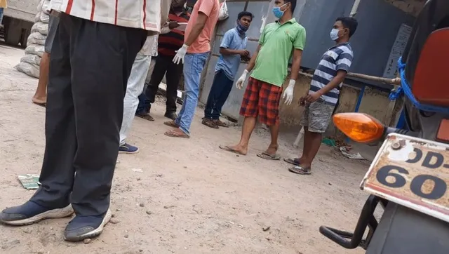 କଳାହାଣ୍ଡିରେ ମଦ ଦୋକାନରେ ଭିଡ, ସାମାଜିକ ଦୁରତାକୁ କିଏ ପଚାରେ 