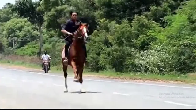 ଦେଶ ବ୍ୟାପୀ ଲକ୍‌ଡାଉନ ଥିବା ବେଳେ ବିଜେପି ବିଧାୟକଙ୍କ ପୁଅ ଜାତୀୟ ରାଜପଥରେ ଘୋଡ଼ା ସବାରୀ କରୁଛନ୍ତି