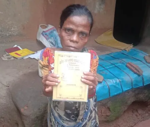 କେମିତି ଚାଲିଛି ଯୋଗାଣ ବିଭାଗ! ଥିଲାବାଲାଙ୍କୁ ସବୁ, ଦିବ୍ୟାଙ୍ଗ ଖଡ଼ିଆ ଯୁବତୀଙ୍କୁ ମିଳୁନି ଚାଉଳ