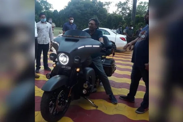 ବାଇକ୍‌ ପ୍ରେମୀ ପ୍ରଧାନ ବିଚାରପତି ଜଷ୍ଟିସ୍‌ ବୋବଡ଼େଙ୍କ ହାଇ-ଏଣ୍ଡ ବାଇକ୍‌ ଚଢ଼ାକୁ ନେଇ ଅଯଥା ବିବାଦ; ବାଇକ୍‌ଟି ବିଜେପି ନେତାଙ୍କ ପୁଅର ବୋଲି ଜାଣି ନଥିଲେ ସେ