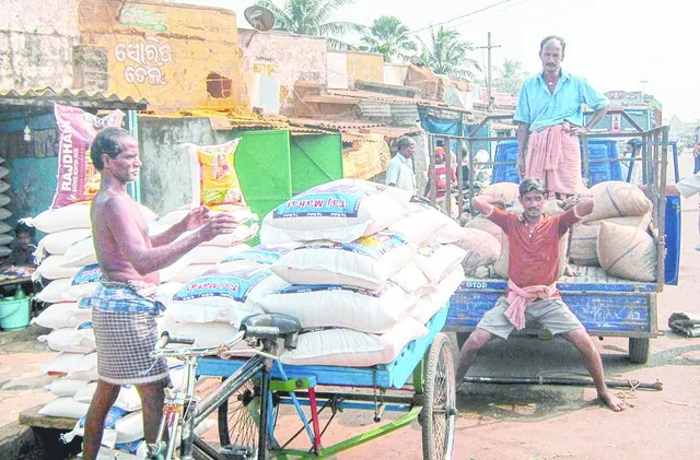 ମାଲଗୋଦାମକୁ ନେଇ ଟଣାଓଟରା : ସପ୍ତାହକୁ ୪ ଦିନ ଖୋଲା, ତଥାପି କେଁ