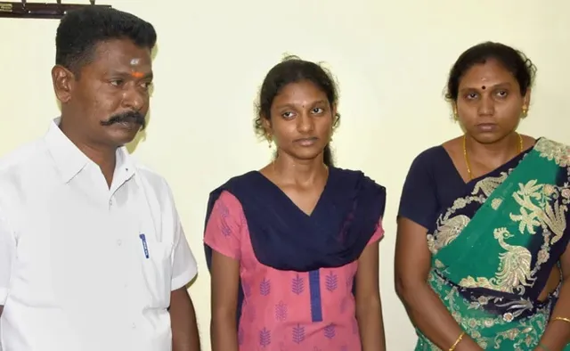 ପାଠପଢ଼ା ପାଇଁ ରଖିଥିବା ନିଜର ସମସ୍ତ ସଞ୍ଚିତ ଧନକୁ ଗରିବମାନଙ୍କ ଉଦ୍ଦେଶ୍ୟରେ ଉତ୍ସର୍ଗ କରି ପ୍ରଶଂସା ସାଉଁଟିଲେ ସେଲୁନ୍‌ ମାଲିକଙ୍କ ଝିଅ