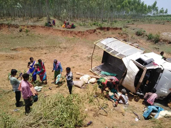 ଭ୍ୟାନ୍ ଓଲଟି ଦୁଇ ମହିଳା ମୃତ, ୩୦ ଆହତ