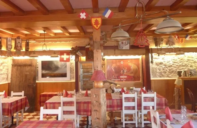 ସ୍କାଏ ଲାଇଟ୍ : ହୋଟେଲ୍‌ ଭିତରେ ଦୁଇଟି ଦେଶ