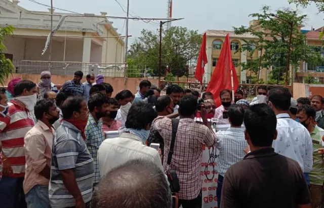 ପରିବହନ କର୍ମଚାରୀ ସଂଘର ଭଦ୍ରକ ଜିଲ୍ଲାପାଳଙ୍କ ଅଫିସ୍ ଆଗରେ ବିକ୍ଷୋଭ