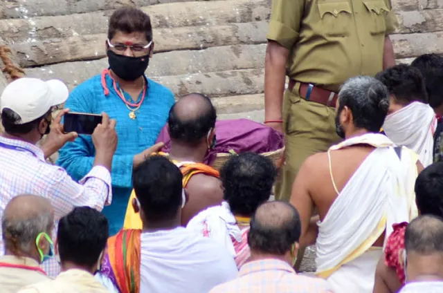 ରଥ ପାଖରେ ସଙ୍ଗୀତ ନିର୍ଦ୍ଦେଶକ, ଭକ୍ତଙ୍କ ବିରୋଧ