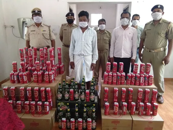 ବେଆଇନ ଚାଲାଣ ହେଉଥିବା ୩୫ ପେଟି ବିଦେଶୀ ମଦ, ୮ ହଜାର ଟଙ୍କା ଜବତ, ୨ ଜଣଙ୍କୁ କୋର୍ଟ ଚାଲାଣ